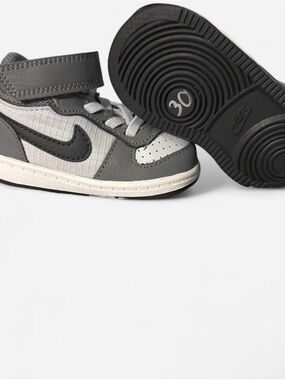 Nike Kids' Gray and Black Low-Top Sneakers with Velcro